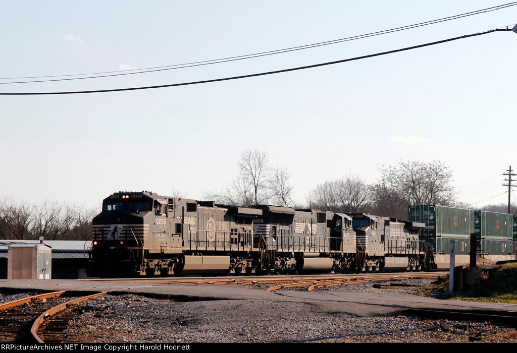 NS 9256 leads train 214 northbound